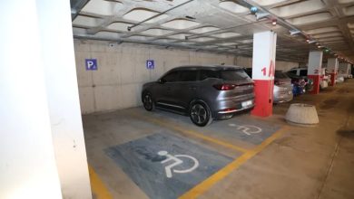 Engelli park yerlerini işgal eden gri renkli cip araç.