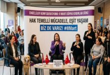 Görselde, **8 Mart Dünya Kadınlar Günü** kapsamında düzenlenen bir etkinlikte, engelli kadınların hakları ve eşit yaşam mücadelesi üzerine bir panel gerçekleştirilirken konuşmacılar, işaret dili tercümanı ve izleyiciler birlikte yer almaktadır.