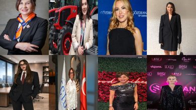 Sekiz farklı fotoğraftan oluşan bir kolaj görülüyor. Her karede farklı bir kadın portresi yer alıyor. Kadınlar çoğunlukla iş dünyası veya davet ortamlarını andıran mekânlarda çekilmiş; bazıları takım elbise ya da şık elbiseler giyerken, arka planlarda ofisler, etkinlik alanları, kurumsal logolar ve araçlar gibi farklı ortamlar dikkat çekiyor. Genel olarak güçlü ve profesyonel kadınları temsil eden bir görsel kompozisyon izlenimi veriyor.