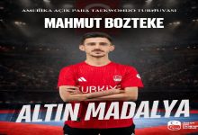 Bir spor afişi tasarımında, kırmızı “Türkiye” forması giyen bir milli sporcu kollarını bağlayarak kameraya doğru duruyor. Üst kısımda “Amerika Açık Para Taekwondo Turnuvası” ve sporcunun adı yazıyor. Alt bölümde büyük harflerle “Altın Madalya” ifadesi yer alıyor. Arka planda bir spor salonu atmosferi ve Türk bayrağı teması görülüyor. Görsel, uluslararası bir turnuvada kazanılan başarıyı duyuran tanıtım afişi niteliğinde.