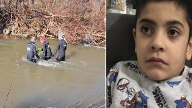 Görsel, yan yana getirilmiş iki farklı kareden oluşmaktadır: Sol tarafta: AFAD logolu siyah dalgıç kıyafetleri giymiş üç arama kurtarma görevlisi, sığ bir dere yatağının içinde çalışma yapmaktadır. Çevrede çıplak ağaç dalları ve çalılıklar görülmektedir. Sağ tarafta: Yakın plan çekilmiş, üzerinde gri bir tişört giyen küçük bir çocuğun portresi yer almaktadır.