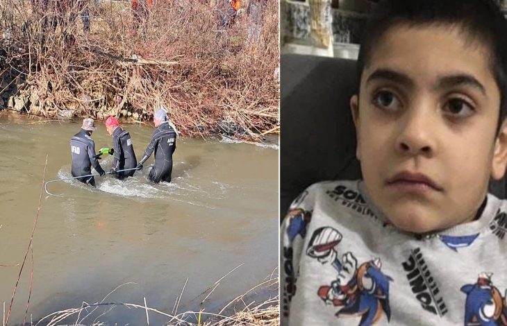 Görsel, yan yana getirilmiş iki farklı kareden oluşmaktadır: Sol tarafta: AFAD logolu siyah dalgıç kıyafetleri giymiş üç arama kurtarma görevlisi, sığ bir dere yatağının içinde çalışma yapmaktadır. Çevrede çıplak ağaç dalları ve çalılıklar görülmektedir. Sağ tarafta: Yakın plan çekilmiş, üzerinde gri bir tişört giyen küçük bir çocuğun portresi yer almaktadır.