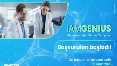 Mavi tonların hâkim olduğu afişte, Amgen tarafından düzenlenen “IAMGENIUS Biyoteknolojik Fikirler Yarışması” tanıtılıyor. Laboratuvarda çalışan iki araştırmacının görseli eşliğinde “Başvurular başladı!” mesajı öne çıkıyor ve son başvuru tarihi olarak 23 Mart 2026 belirtiliyor.
