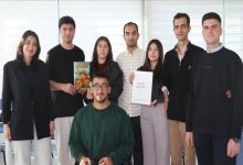 Fotoğrafta bir grup üniversite öğrencisi birlikte poz veriyor. Ortada tekerlekli sandalyede oturan bir öğrenci bulunurken, diğer öğrenciler ayakta duruyor. Bazılarının elinde kitap ve dergi yer alıyor; ekip, hazırladıkları yayını tanıtırken çekilmiş bir kareyi andırıyor.