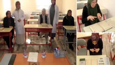 Fotoğrafta bir sınıf ortamında birkaç kadın görülüyor. Bazıları sıralarda otururken bazıları ayakta duruyor. Masaların üzerinde Kur’an-ı Kerim ve eğitim materyalleri bulunuyor. Diğer karelerde ise bir kadının işaret dili kullanarak ders çalıştığı anlar yer alıyor.