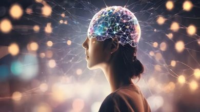 Görselde profilden görülen bir kadın silueti yer alıyor. Kadının baş kısmında, beyin bölgesi renkli ışıklar ve birbirine bağlanan sinir ağlarını andıran çizgilerle dijital şekilde betimlenmiş. Arka planda ise parlayan noktalar ve ışık efektleri bulunuyor; bu da beynin çalışmasını, sinir bağlantılarını ve teknoloji-nörobilim ilişkisini simgeleyen futuristik bir atmosfer oluşturuyor.