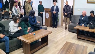 Fotoğrafta bir toplantı salonunda bir araya gelmiş kalabalık bir grup görülüyor. Koltuklarda engelli bireyler ve aileleri otururken, ön tarafta birkaç kişi ayakta durarak konuşma yapıyor. Ortam resmi bir buluşma havası taşıyor ve katılımcılar dikkatle konuşmayı dinliyor.