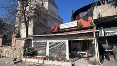Arka planda kubbeli tarihi bir caminin yer aldığı ve önünde Edirne Bedensel Engellileri ve Ailelerini Koruma Yardımlaşma Derneği'nin binası ile sandalyelerin bulunduğu sakin bir sokak köşesi görülmektedir.
