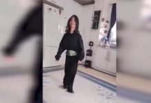 Kas hastası Melike Beycioğlu, evinin içinde geziyor.