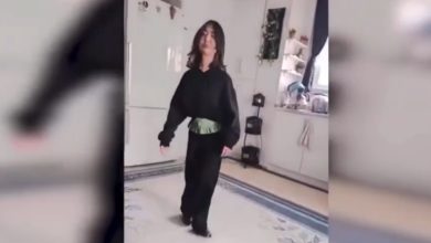 Kas hastası Melike Beycioğlu, evinin içinde geziyor.