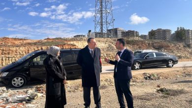 Gaziantep Valisi Kemal Çeber’in eşi Neslihan Çeber, iş insanı Mustafa Topçuoğlu ve İl Müdürü Umut Zeybek, merkezin inşa edileceği alanda ayakta bulunarak sohbet ediyor.