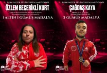 İki ayrı spor afişinin yan yana yer aldığı bir görsel. Solda, kırmızı milli takım eşofmanı giyen bir kadın sporcu kollarını bağlamış halde duruyor; üst bölümde para halter Avrupa şampiyonasına dair bilgiler ve “1 altın 1 gümüş madalya” ifadesi yer alıyor. Sağda ise kırmızı spor kıyafetiyle boynunda madalyaları bulunan bir erkek sporcu görülüyor ve afişte “2 gümüş madalya” bilgisi yazıyor. Her iki görselde de arka planda spor salonu ve halter temalı bir sahne tasarımı bulunuyor.