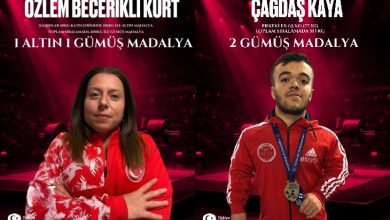 İki ayrı spor afişinin yan yana yer aldığı bir görsel. Solda, kırmızı milli takım eşofmanı giyen bir kadın sporcu kollarını bağlamış halde duruyor; üst bölümde para halter Avrupa şampiyonasına dair bilgiler ve “1 altın 1 gümüş madalya” ifadesi yer alıyor. Sağda ise kırmızı spor kıyafetiyle boynunda madalyaları bulunan bir erkek sporcu görülüyor ve afişte “2 gümüş madalya” bilgisi yazıyor. Her iki görselde de arka planda spor salonu ve halter temalı bir sahne tasarımı bulunuyor.