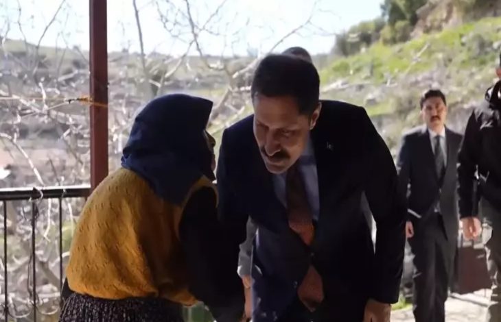 Görselde, Hatay Valisi Mustafa Masatlı ve Nazmiye Sözalan yer almaktadır.