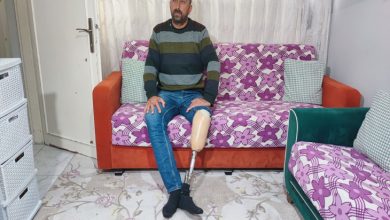 Dolandırıcılık mağduru protez bacaklı engelli erkek, koltukta oturuyor.