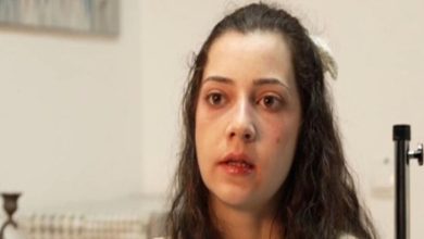 Görselde, genç bir kadın yakın planda görülüyor. Yüz ifadesi yorgun ve sakin; arka planda iç mekâna ait, nötr tonlarda bir ortam bulunuyor. Kadının saçları omuzlarına dökülmüş, başında açık renkli bir toka yer alıyor. Kare, kişinin anlatıma dayalı bir röportaj ya da haber konusu içinde yer aldığını düşündüren bir portre niteliği taşıyor.