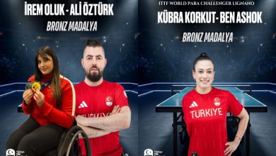 Görsel iki ayrı afişten oluşuyor. Her ikisi de ITTF World Para Challenger Lignano kapsamında bronz madalya kazanan Türk sporcuları gösteriyor.
