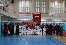 Judown Türkiye Milli Takım Seçmelerine katılan özel sporcular, antrenörler ve yetkililer spor salonu içinde hatıra fotoğrafı çektiriyor.