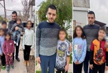 Üç kareden oluşan kolajda, bir adam farklı çocuklarla birlikte açık havada poz veriyor. Çocukların yüzleri bulanıklaştırılmış; sahne, aile bağını ve birlikte geçirilen sıcak anları yansıtıyor.