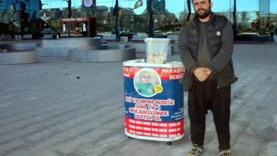 Yardım stanttı önünde baba Mehmet Yıldırım bekliyor.