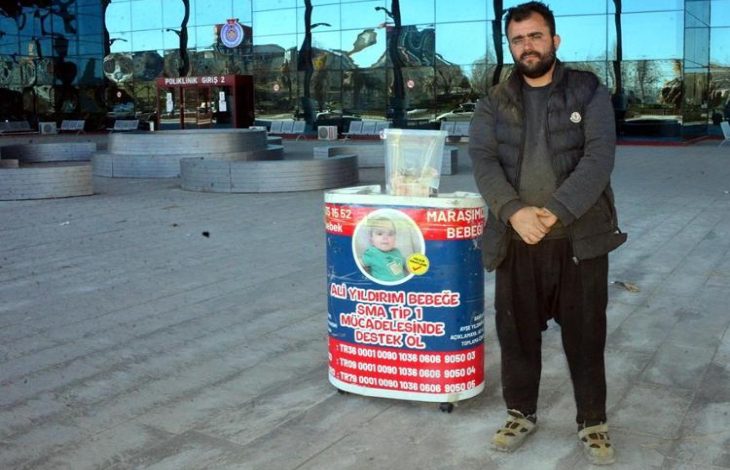 Yardım stanttı önünde baba Mehmet Yıldırım bekliyor.