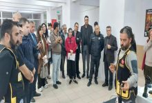 Afet eğitimi veren yetkiliyi dinleyen okul görevlileri ve öğrenciler.