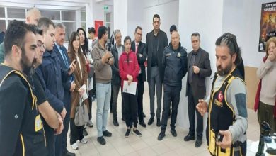 Afet eğitimi veren yetkiliyi dinleyen okul görevlileri ve öğrenciler.