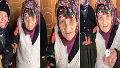 Görselde, üç kareden oluşan bir kolaj yer alıyor. Başörtülü, yaşlı bir kadın her karede kapı önünde görülüyor. Üzerinde desenli bir hırka ve yelek, başında renkli bir yazma bulunuyor. Kadın, bazen doğrudan kameraya bakıyor, bazen de elindeki kağıdı uzatıyor gibi görünüyor. Arka planda başka bir yaşlı kadın da yer alıyor. Fotoğraflar, samimi bir mahalle ortamında çekilmiş gibi duruyor.