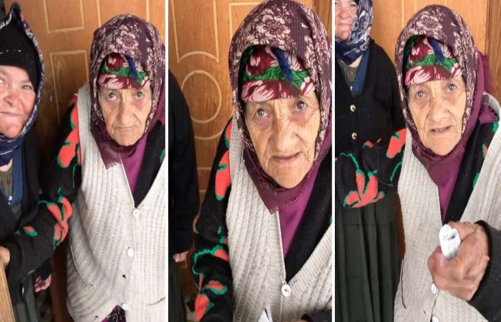 Görselde, üç kareden oluşan bir kolaj yer alıyor. Başörtülü, yaşlı bir kadın her karede kapı önünde görülüyor. Üzerinde desenli bir hırka ve yelek, başında renkli bir yazma bulunuyor. Kadın, bazen doğrudan kameraya bakıyor, bazen de elindeki kağıdı uzatıyor gibi görünüyor. Arka planda başka bir yaşlı kadın da yer alıyor. Fotoğraflar, samimi bir mahalle ortamında çekilmiş gibi duruyor.