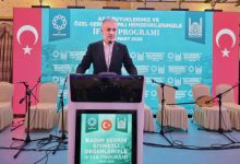 İftar Programı kürsüsünde Mardin Valisi ve Büyükşehir Belediye Başkan Vekili Tuncay Akkoyun konuşma yapıyor.