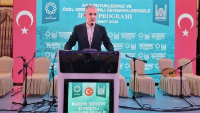 İftar Programı kürsüsünde Mardin Valisi ve Büyükşehir Belediye Başkan Vekili Tuncay Akkoyun konuşma yapıyor.