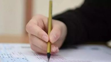 Görselde, bir kişinin sınav optik formu üzerinde kurşun kalemle işaretleme yaptığı yakın plan bir çekim görülüyor. Kalem, cevap alanına doğru tutulmuş ve odak formun üzerindeki işaretleme sürecinde.