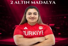 Para Halter sporcumuz Sibel Çam, Türkiye yazılı milli takım forması ile poz verirken fotoğrafın üst kısmında 2 Altın Madalya yazısı bulunuyor.
