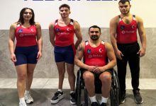 Soldan sağa doğru ,milli paralimpik sporcular Nurcan Kocaman, Yiğit Doğukan Bozkurt, Yener Aras ve Miraç Mola beraber poz veriyor.