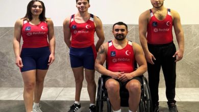 Soldan sağa doğru ,milli paralimpik sporcular Nurcan Kocaman, Yiğit Doğukan Bozkurt, Yener Aras ve Miraç Mola beraber poz veriyor.