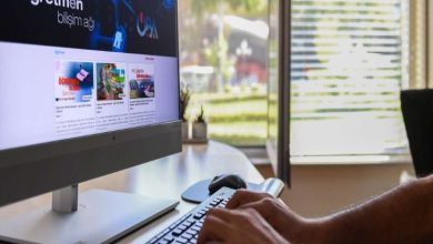 Bir masaüstü bilgisayar ekranında Öğretmen Bilişim Ağı (ÖBA) ana sayfası açıkken, bir kişinin klavye üzerinde çalıştığı görülüyor. Sahne, dijital eğitim platformlarına erişim ve kullanım anını yansıtıyor.