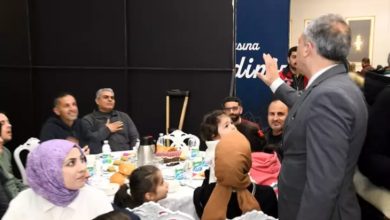 Osmaniye Belediye Başkanı İbrahim Çenet, kentteki engelli bireyler ve aileleriyle düzenlenen iftar yemeğinde selam veriyor.
