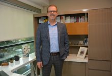 Özel Sağlık Hastanesi Genel Cerrahi Uzmanı Doç. Dr. İsmail Yaman, ofisinde ayakta poz veriyor.