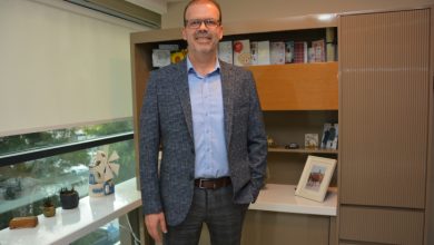 Özel Sağlık Hastanesi Genel Cerrahi Uzmanı Doç. Dr. İsmail Yaman, ofisinde ayakta poz veriyor.