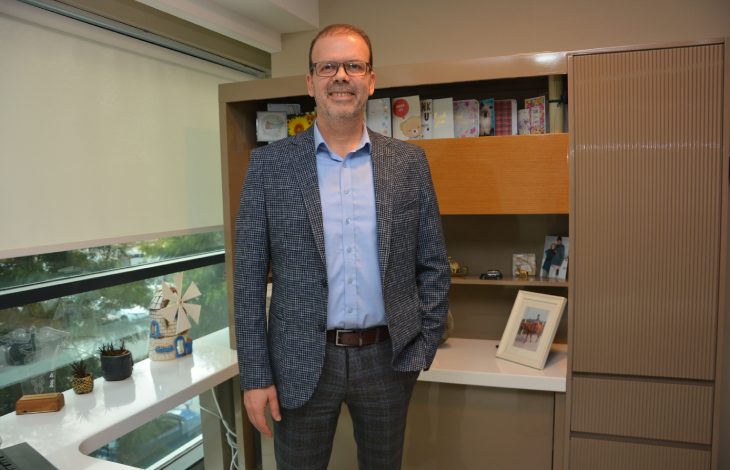 Özel Sağlık Hastanesi Genel Cerrahi Uzmanı Doç. Dr. İsmail Yaman, ofisinde ayakta poz veriyor.