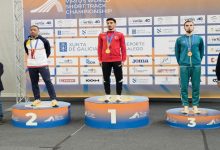 2026 Virtus World Short Track Championship yazılı pano önünde üç sporcu madalyalarıyla 1., 2. ve 3. basamakta dururken, birinci basamakta milli özel sporcu Mehmet Emin Eğilmez bulunuyor.