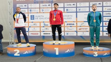 2026 Virtus World Short Track Championship yazılı pano önünde üç sporcu madalyalarıyla 1., 2. ve 3. basamakta dururken, birinci basamakta milli özel sporcu Mehmet Emin Eğilmez bulunuyor.