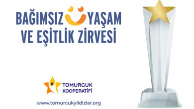 Görselde “Bağımsız Yaşam ve Eşitlik Zirvesi” başlığı yer alıyor. Sağ tarafta üst kısmında altın yıldız bulunan bir ödül kupası illüstrasyonu bulunurken, alt bölümde Tomurcuk Kooperatifi logosu ve www.tomurcukyildizlar.org internet adresi yer alıyor. Görsel, özel gereksinimli bireylerin sosyal kabulünü destekleyen ödül programını tanıtıyor.