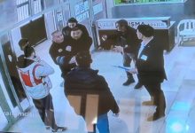 Okulun giriş kapısında kaydedilen kamera görüntüsünde erkek polis memuru kucağında engelli öğrenciyi taşıyor.