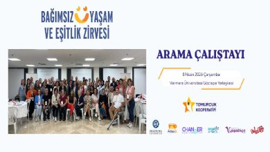 Görsel, renkli ve dinamik bir afiş tasarımına sahip. Üst bölümde neon renklerle oluşturulmuş kolajda askerler, şehir silüetleri ve farklı insan yüzleri iç içe geçirilmiş. Alt bölümde ise bir etkinlik sahnesinden kare yer alıyor: sandalyelerde yan yana oturan katılımcılar ve önlerinde masalar bulunuyor. Sağ alt tarafta “Tomurcuk Kooperatifi” logosu ve çeşitli kurum logoları yer alıyor. Genel olarak, sosyal temalı bir zirve ya da etkinliğin tanıtım afişi havası veriyor.