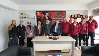 Fotoğrafta bir dernek ofisinde çekilmiş toplu bir kare görülüyor. Masanın arkasında takım elbiseli yöneticiler ve yanlarında farklı yaşlardan kadın ve erkeklerden oluşan bir grup yan yana duruyor. Sağ tarafta bordo eşofmanlı birkaç genç de gruba eşlik ediyor; içlerinden biri koltuk değneği kullanıyor. Arka duvarda büyük bir Mustafa Kemal Atatürk portresi ve Türk bayrağı bulunan kırmızı bir pano yer alıyor. Sol tarafta raf üzerinde kupalar ve ödüller görülürken, odada bir masa, sandalyeler ve koltuklar bulunuyor. Grup kameraya dönük şekilde poz veriyor.