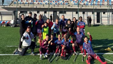 Trabzon Büyükşehir Belediyesi Ampute Futbol Kulübü oyuncuları ve teknik yeşil sahada seviniyor.