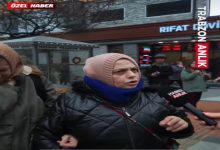 Bir sokakta çekilen görüntüde, başörtülü bir kadın mikrofon uzatılmış şekilde konuşurken görülüyor. Üzerinde mont ve atkı bulunan kadın ciddi bir ifadeyle konuşuyor. Arka planda insanlar, dükkânlar dikkat çekiyor; görüntü bir haber röportajına ait.