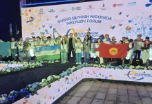 Türk Devletleri Özel Sporcular Festivaline katılan sporcular ile yöneticiler sahnede ülke bayraklarını açarak poz veriyor.