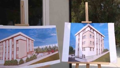 İnşa edilen Sosyal Hizmet Merkezi önünde iki fotoğrafta projenin mimari çizimi bulunuyor.